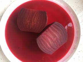 取出蒸熟的甜菜根，将多余的水分蓖出。