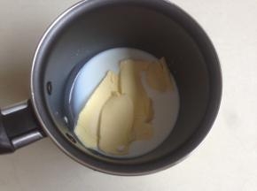 黄油和牛奶放进小锅里，隔热水融化成液体