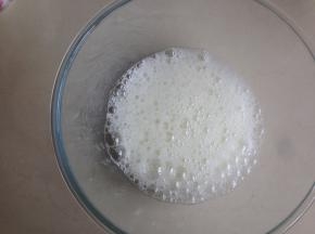 蛋清和蛋黄分别打在两个无水无油的打蛋盆里。蛋清加入一点点盐，用电动打蛋器打出粗泡