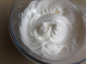 分三次加入细砂糖，蛋清打至偏干性发泡