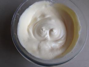 用电动打蛋器低速拌匀，蛋糊能画出纹路十秒不消失