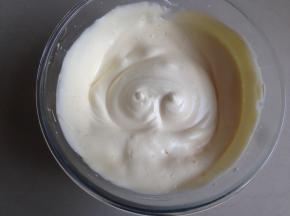 用电动打蛋器低速拌匀，蛋糊能画出纹路十秒不消失