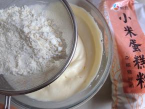 将小米蛋糕粉过筛进去