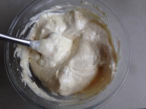 用刮刀从中间切入，沿着打蛋盆刮起蛋糕糊拌匀