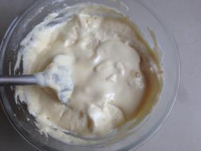 再倒回蛋糕糊里，这样做是使液体与蛋糕糊的密度接近，更易拌匀，将蛋糕糊装进裱花袋里