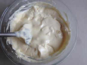 再倒回蛋糕糊里，这样做是使液体与蛋糕糊的密度接近，更易拌匀，将蛋糕糊装进裱花袋里