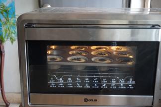 放入已经提前预热好的上火160度，下火165度的东菱K40C烤箱中，烘烤25分钟左右（各家烤箱脾气不同，温度仅供参考）