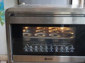 放入已经提前预热好的上火160度，下火165度的东菱K40C烤箱中，烘烤25分钟左右（各家烤箱脾气不同，温度仅供参考）