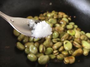 放入少许的盐调味。