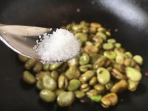 放入少许的白糖提鲜。