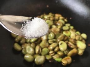 放入少许的白糖提鲜。