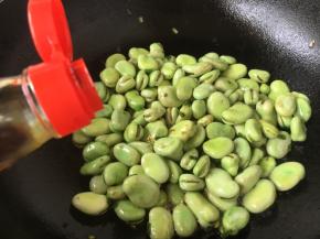 倒入1勺的酱油。