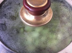 盖上锅盖儿，焖3分钟左右。