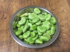 将蚕豆粒清洗干净，沥干水分备用。