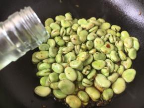 放入1勺的料酒。