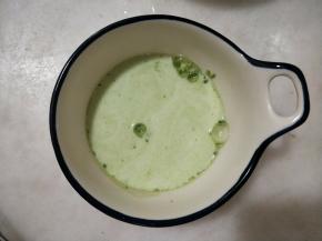 隔热水加热20克牛奶和细砂糖，搅拌至细砂糖完全溶解，加入玄米抹茶粉。