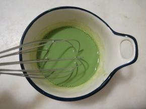 将牛奶与玄米抹茶粉搅拌至抹茶粉完全溶解。