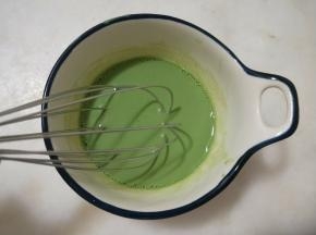 将牛奶与玄米抹茶粉搅拌至抹茶粉完全溶解。