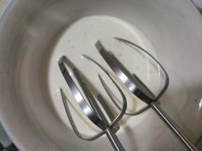 淡奶油加细砂糖和盐打发。