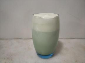 将奶盖装入容器中。