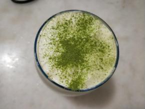 表面筛上少许玄米抹茶粉。