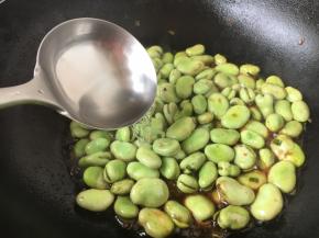 放入约50g的水。