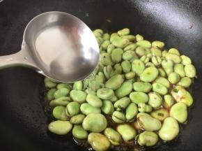 放入约50g的水。