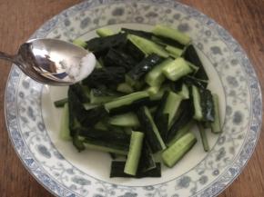 放入少许的盐，腌制1分钟。