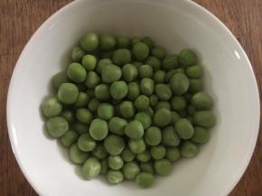 新鲜豌豆剥好了备用。