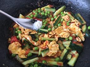 放入少许的白糖提鲜，翻炒均匀即可。