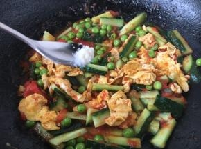 放入少许的白糖提鲜，翻炒均匀即可。