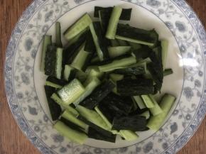 黄瓜清洗干净，切成任意大小的片。