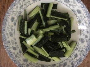 黄瓜清洗干净，切成任意大小的片。