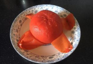 撕下番茄的皮。