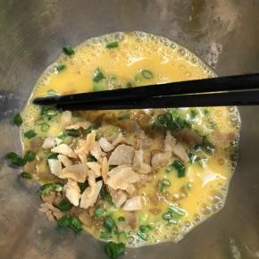 鸡蛋、葱花、菜脯（萝卜干）、少许猪油渣碎混合拌匀。