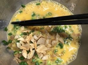 鸡蛋、葱花、菜脯（萝卜干）、少许猪油渣碎混合拌匀。
