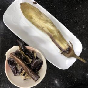 撕去茄子的外皮。