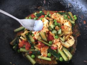 将所有的菜翻炒均匀后放入少许的盐调味。