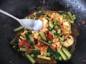 将所有的菜翻炒均匀后放入少许的盐调味。