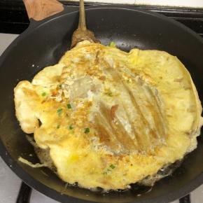 反面继续煎制。