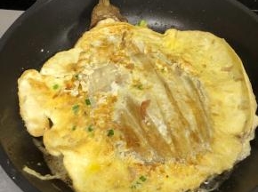 反面继续煎制。