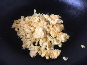 鸡蛋炒好了备用。