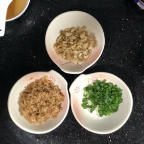菜脯（萝卜干）切小丁，猪油渣切碎，葱花