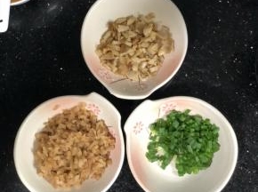菜脯（萝卜干）切小丁，猪油渣切碎，葱花