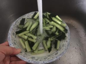 用水冲洗干净，沥干水分备用。