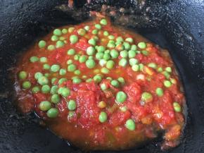 放入豌豆，将豌豆炒熟。