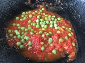 放入豌豆，将豌豆炒熟。