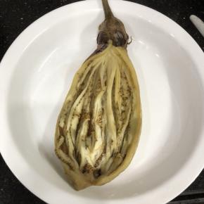 把茄子切开摊平。抹点玉米淀粉。