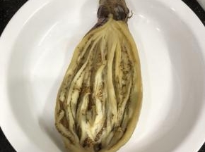 把茄子切开摊平。抹点玉米淀粉。