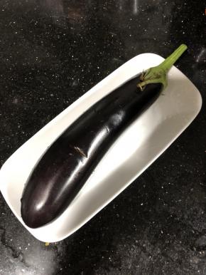 茄子洗净备用。